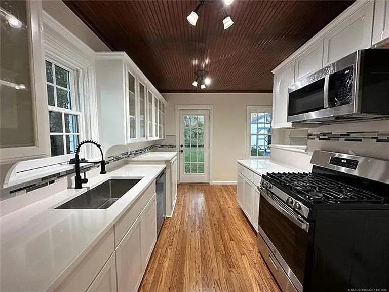 1235 S Gary Pl — Photo 10
