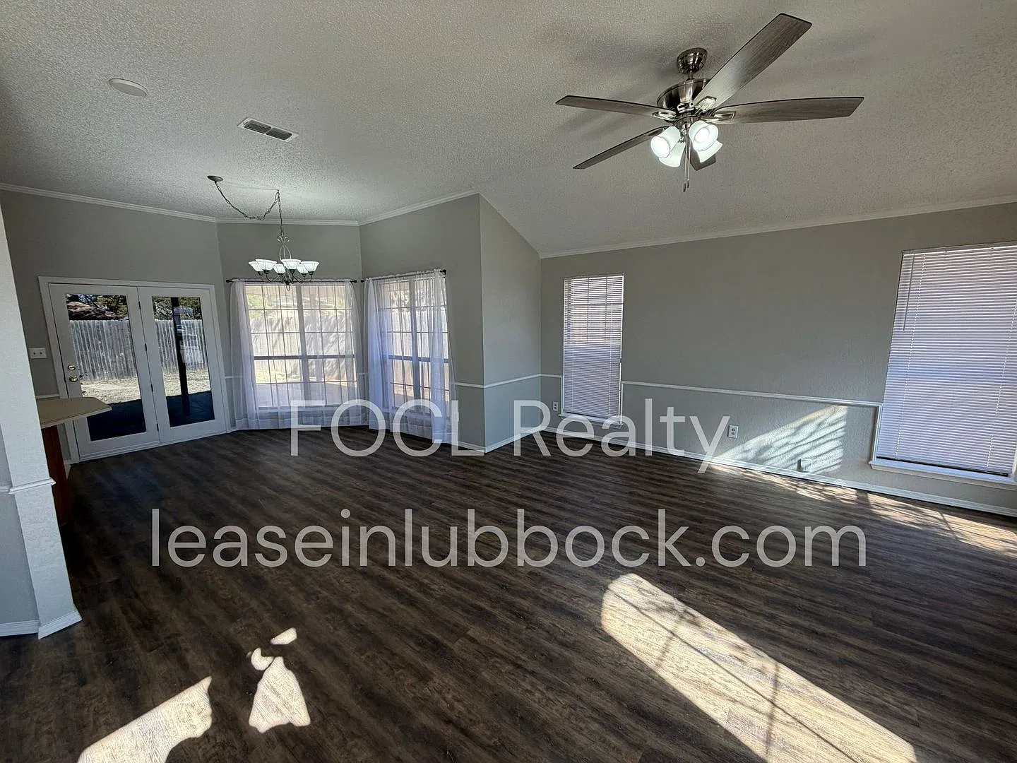 Large 3 bed 2 bath — Photo 2