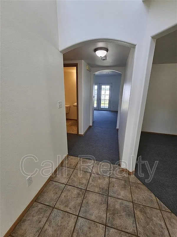 3 bed, 2.5 bath, 1700 sqft, $2,400 — Photo 2