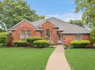 907 Sunpoint Cir, Rockwall, TX