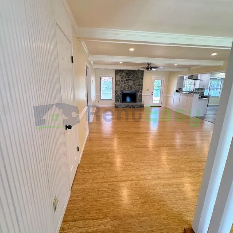 4 bed, 2.5 bath, 2392 sqft, $2,895 — Photo 4