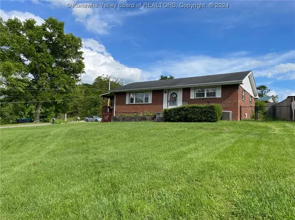 1026 Helen Dr, Hurricane, WV 25526