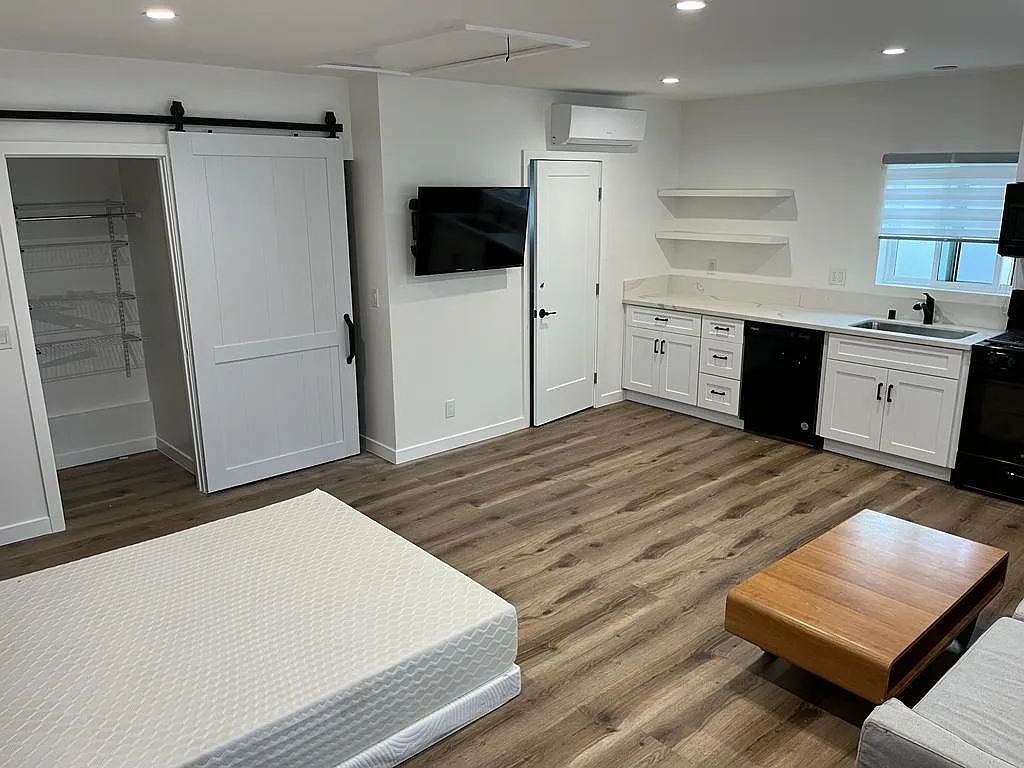 23125 Victory Blvd — Photo 3