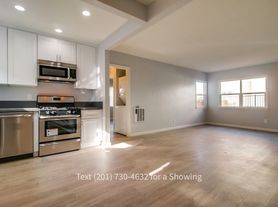 2 Bedroom, 1 Bath with Backyard & Washer/Dryer, Pets OK, 2 br / 1.0 ba, $2595