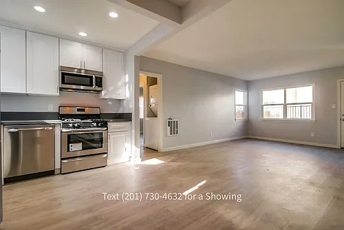 2 Bedroom, 1 Bath with Backyard & Washer/Dryer, Pets OK Photo 1