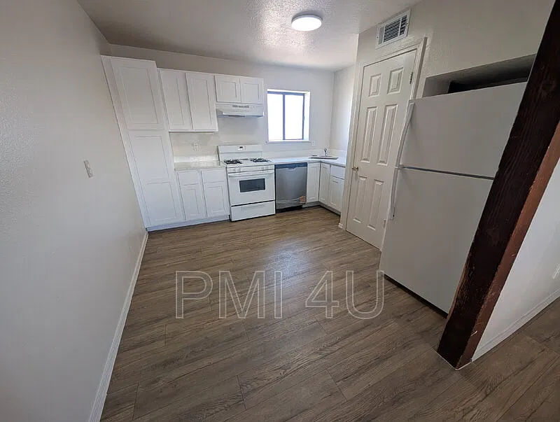 2 bed, 1.0 bath, 800 sqft, $1,100 — Photo 3