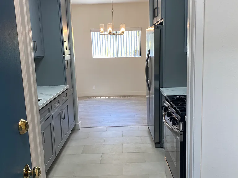 12840 Moorpark — Photo 32