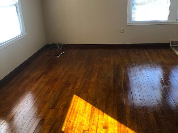 3rd image of 403 E Elm St