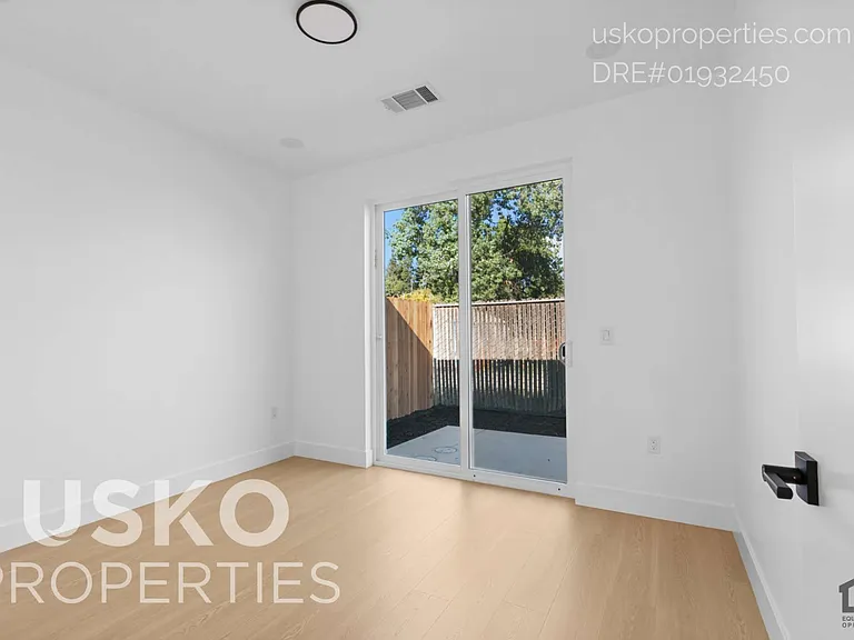4381 El Camino Ave #B — Photo 4