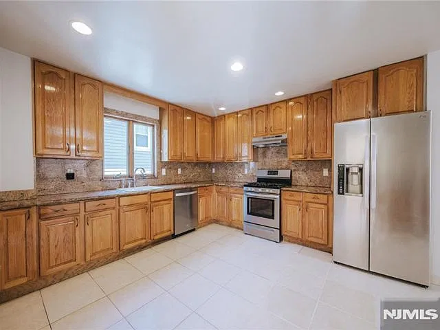 551 2nd Ave — Photo 1