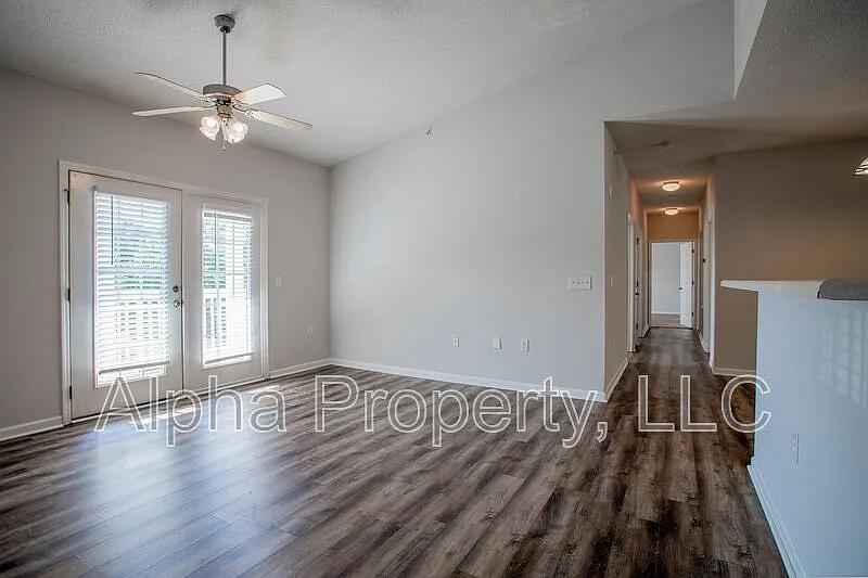 3 bed, 2.0 bath, 1296 sqft, $1,600 — Photo 4