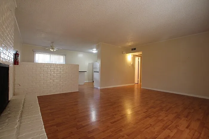 2 bed, 1.0 bath, 870 sqft, $975 — Photo 2