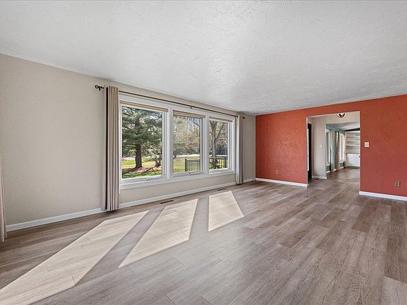 4th image of 4482 Forest Rd