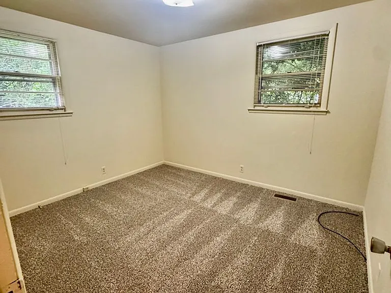 916 Virginia Ave — Photo 5