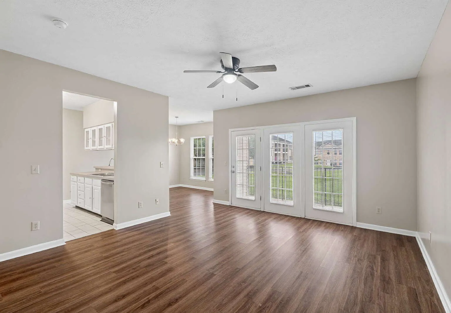 2 bed, 2.0 bath, 1139 sqft, $1,579 — Photo 3