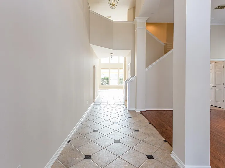 10026 Lakeside Gables Dr — Photo 3