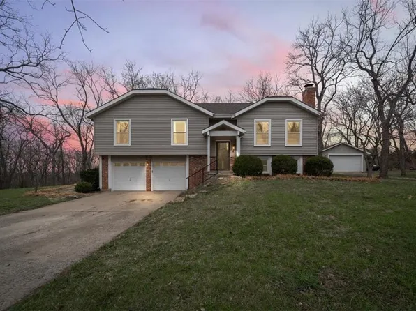 7320 Black Bob Dr, Stilwell, KS 66085