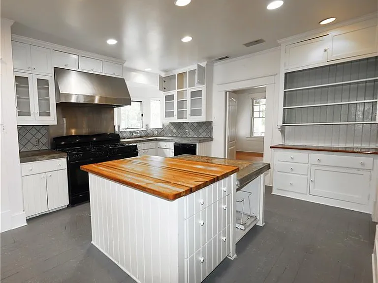 1305 Lorrain St — Photo 3