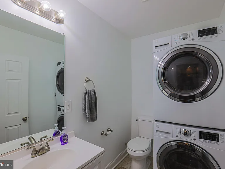 215 Clarendon Ave — Photo 34