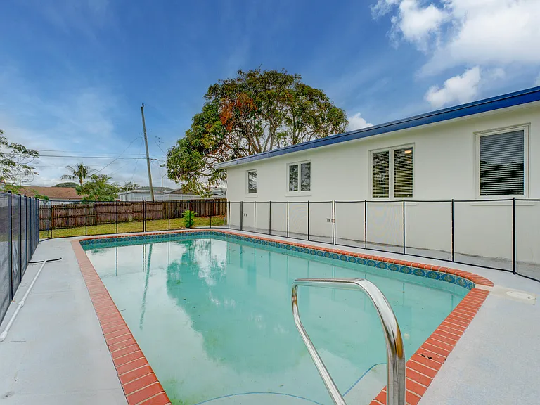 840 Bradley St — Photo 3