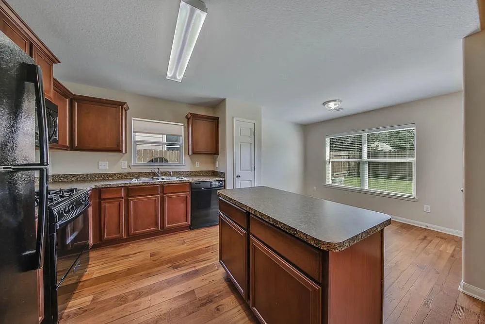 3 bed, 1329 sqft, $1,830 — Photo 4
