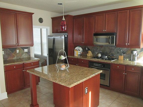 Kitchen w/granite counters