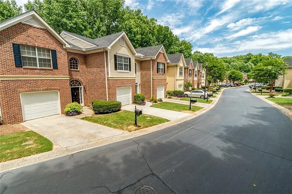 3 bed, 2.5 bath, 1828 sqft, $2,250 — Photo 2