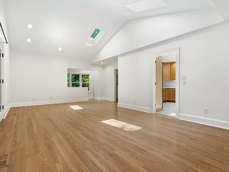 126 Weaver Rd — Photo 8