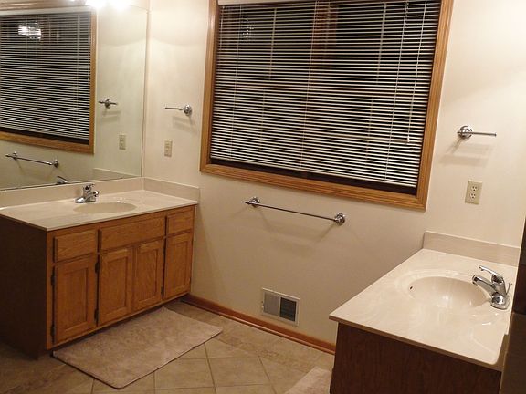 Full bath w/ separate tub & shower