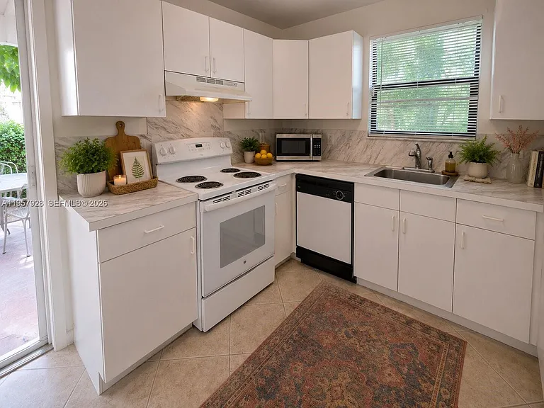 814 Finley Ct — Photo 2