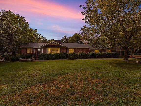 2nd image of 507 Oakwood Dr