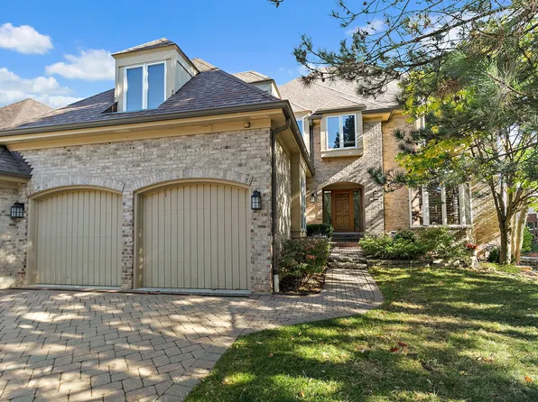 45 Tartan Lakes Dr, Westmont, IL 60559