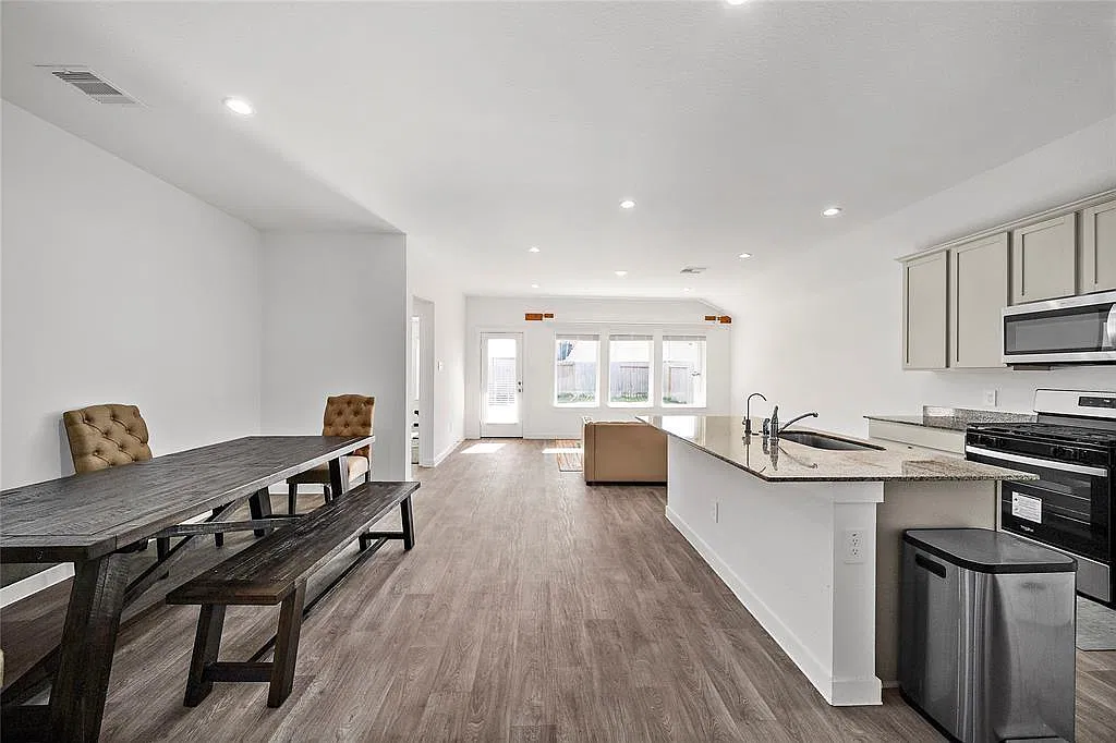 3 bed, 2.0 bath, 1818 sqft, $2,100 — Photo 2