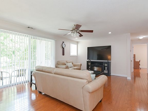 3rd image of 13 Bourbon St APT 56