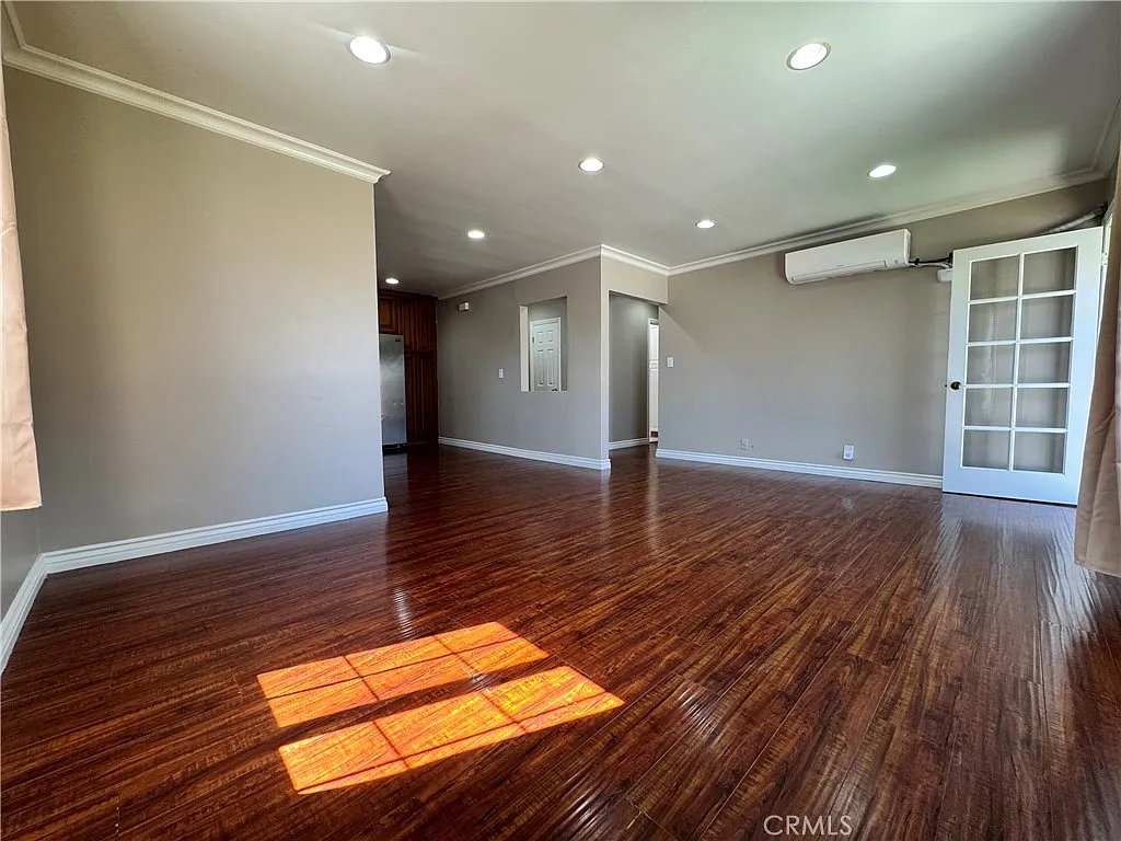 3 bed, 1.5 bath, 1080 sqft, $4,000 — Photo 3