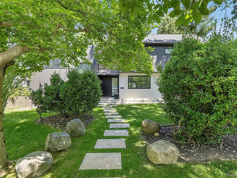 112 Huntington Rd — Photo 2