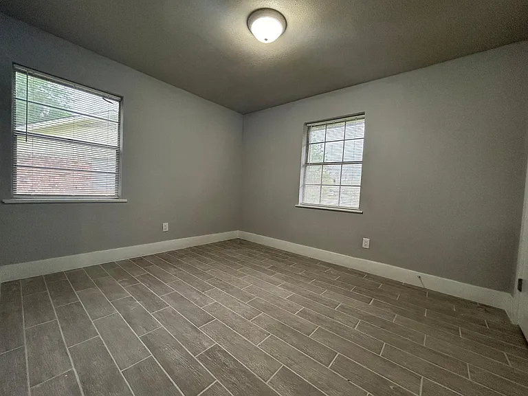 1008 Oak Hollow Pl — Photo 2
