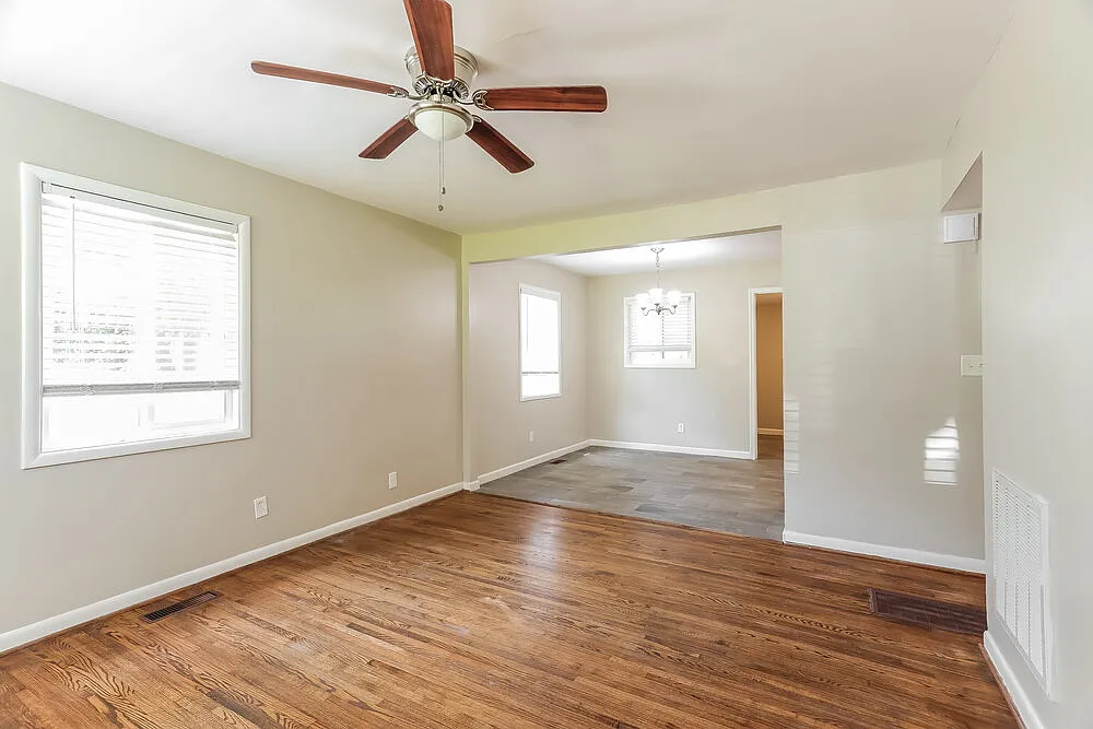 3 bed, 1.0 bath, 1007 sqft, $1,190 — Photo 4