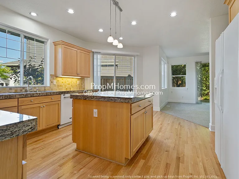 340 SW Delta Dr — Photo 6
