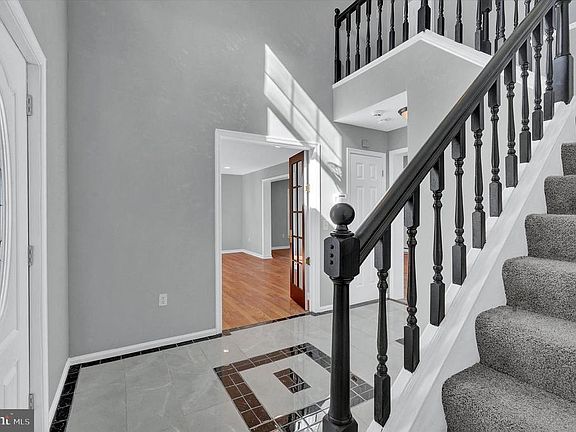 3rd image of 547 Crestwood Dr