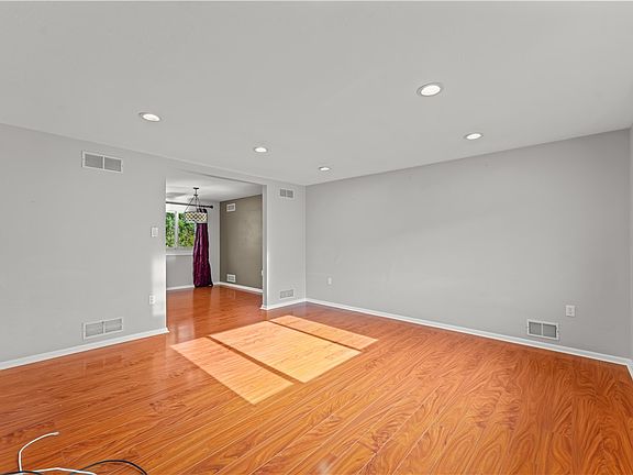 3rd image of 180 Green Glen Dr