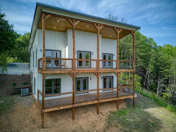 703 Crooked Creek Conn, Young Harris, GA 30582