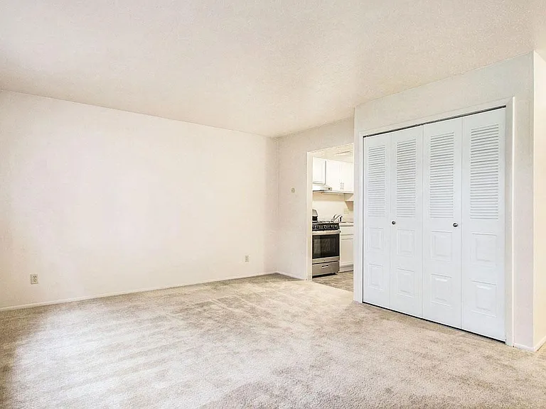 Hickory Village Apartments — Photo 40