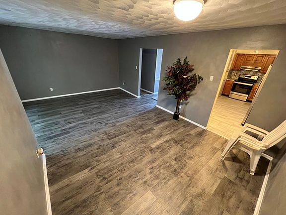 3rd image of 1317 W Tanners Creek Dr