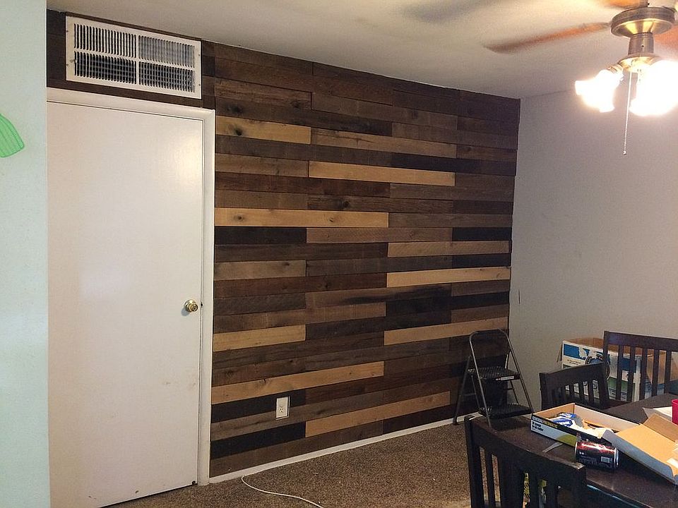 Reclaimed wood wall. Dining
