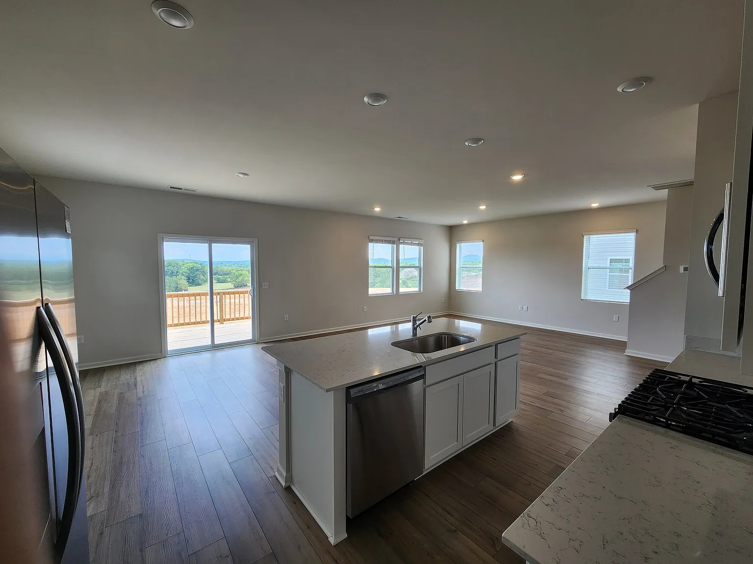 4 bed, 2.5 bath, 2011 sqft, $2,600 — Photo 2