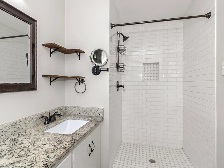 2051 Lovers Ln — Photo 16