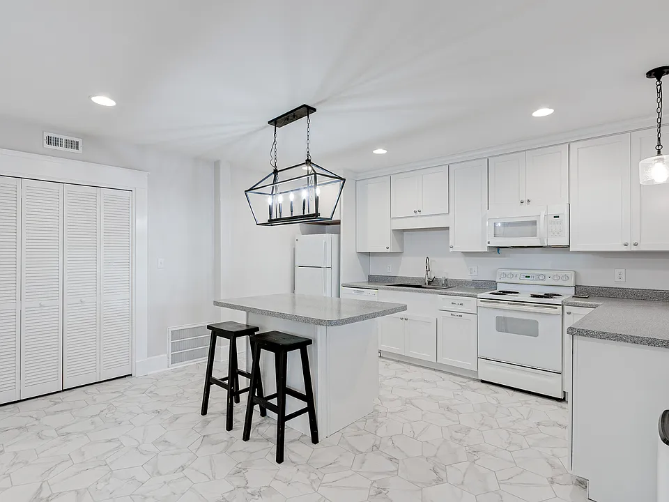 2450 Woodbine Ave #1