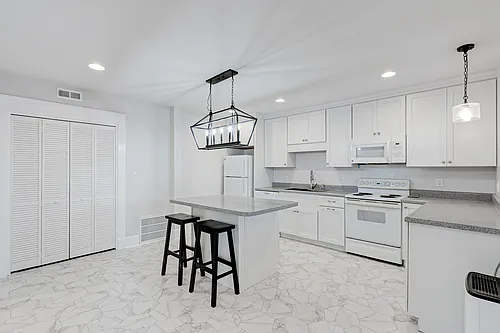 2450 Woodbine Ave #1 Photo 1