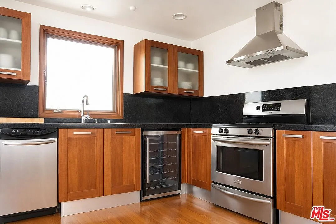 2 bed, 2.0 bath, 1570 sqft, $7,490 — Photo 3